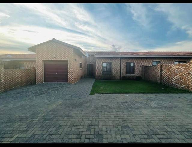 3 BEDROOM TOWNHOUSE FOR SALE IN ERMELO